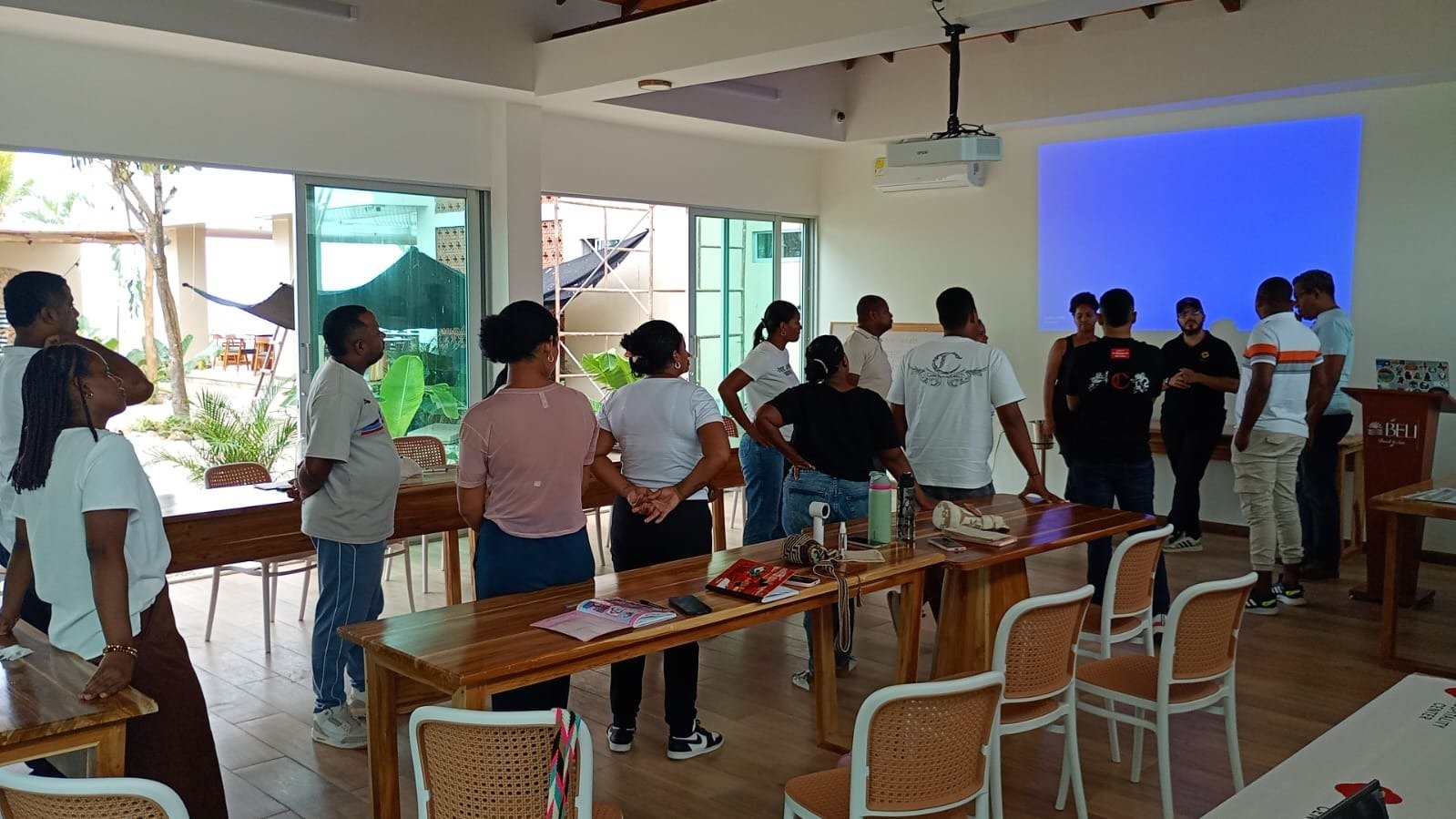 Equipo recibiendo certificados de formación